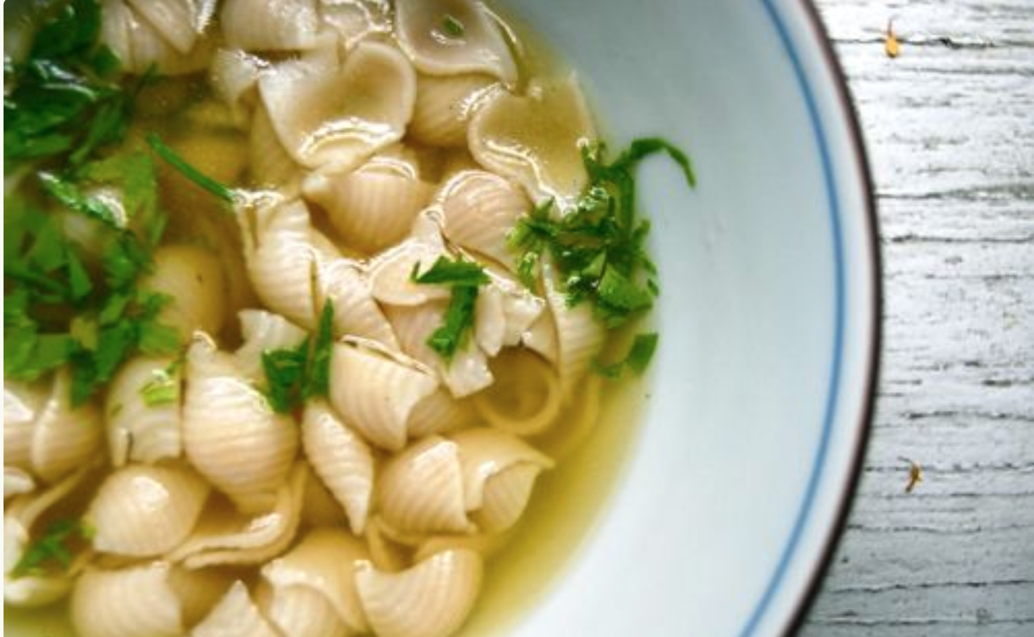 Ensalada de pimientos asados atún y huevo con sopa de pollo y conchas